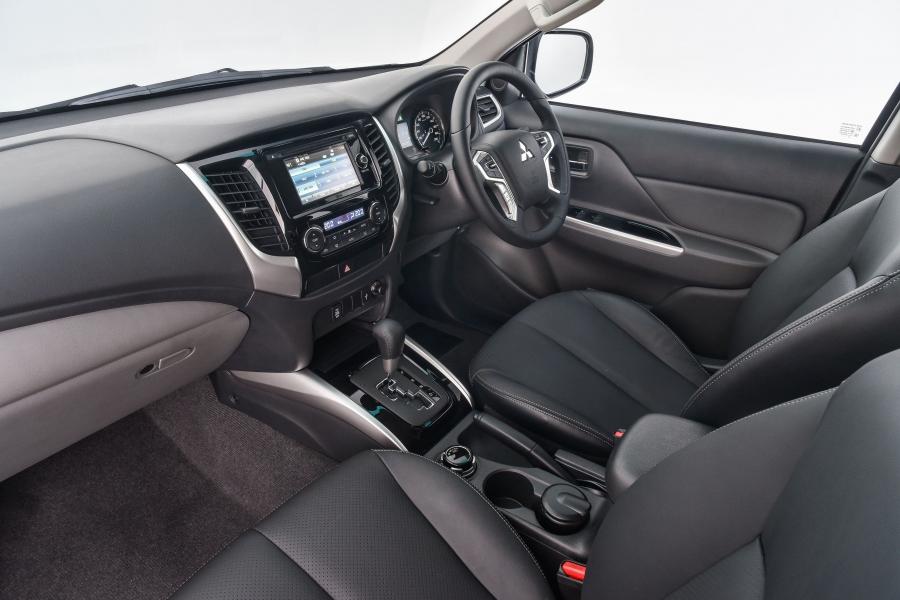 Интерьер Mitsubishi Triton Double Cab 2017 года  (ZA) (фото 9 из 30)